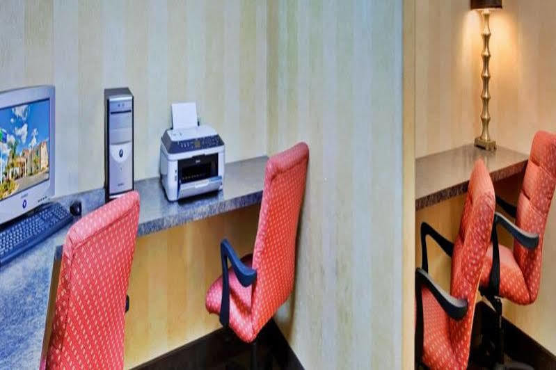 Holiday Inn Express Delano Highway 99 By Ihg Extérieur photo